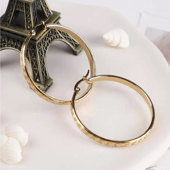 Elegant Gold Hoop Earrings - Picture 1 of 2